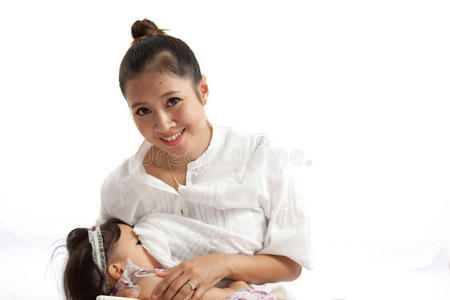 妈妈正在给她的孩子喂奶照片