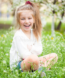 草地上可爱的小女孩