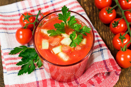 加樱桃西红柿的西班牙凉拌菜图片