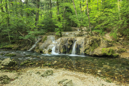 罗马尼亚贝苏尼塔国家公园，森林中有令人惊叹的瀑布和清澈的河流