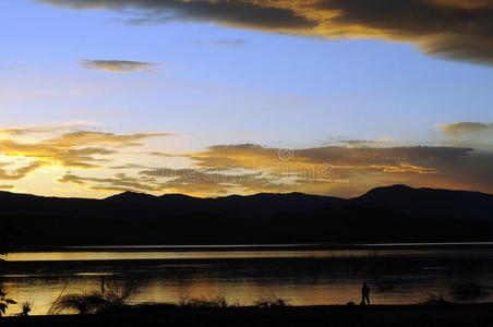 金色夕阳湖图片