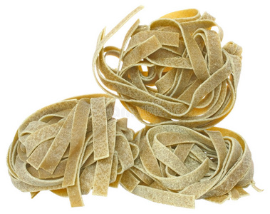 硬粒小麦半圆面与菠菜接近照片