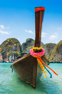 在泰国，船靠着岩石在海上航行