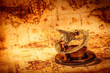 古老的罗盘位于古代世界地图上。
