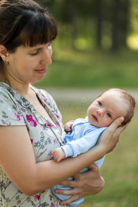 妈妈手上的可爱的新生婴儿在户外散步