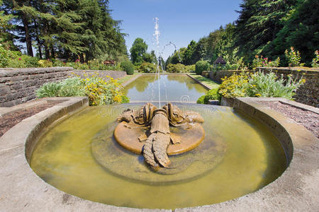 文艺复兴海豚雕塑喷泉图片