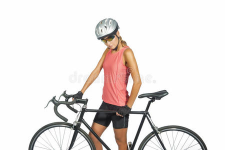 女职业自行车运动员与赛车合影图片