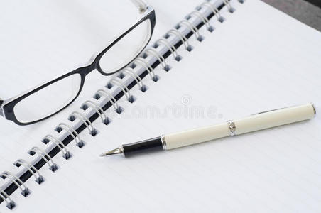 笔记本笔和眼镜。