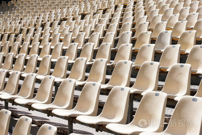 空旷天空下的空位