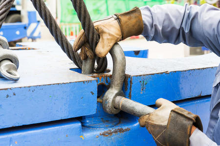 用钢丝绳吊索安装螺栓锚卸扣照片