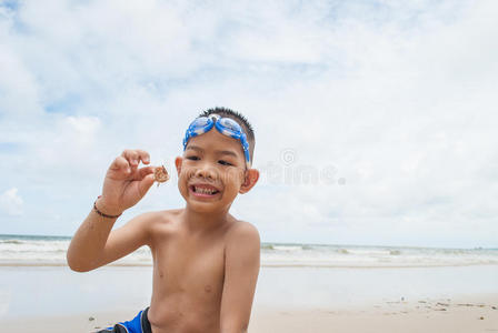 海滩上嬉戏的男孩，背景是大海。