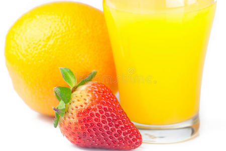 草莓橙子和一杯橙汁