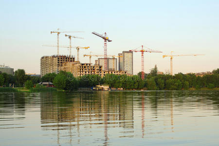 用起重机建造建筑物