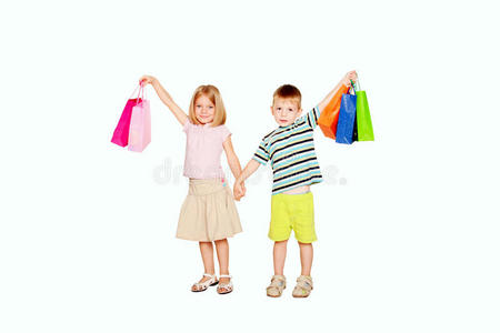 举着购物袋的年轻夫妇。
