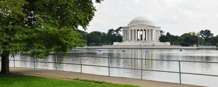 华盛顿特区杰斐逊纪念馆游泳池反思