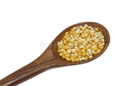 黄色玉米粒和勺分离白色背景