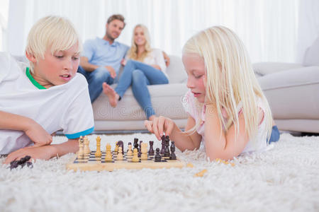 家长看着孩子下棋
