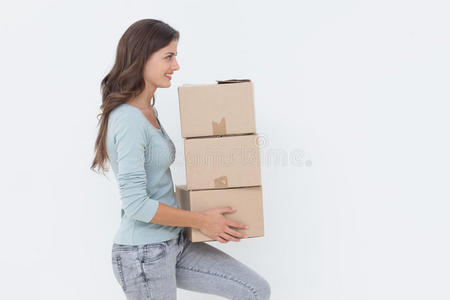 女人拿着箱子因为她要搬进新房子