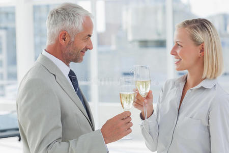 快乐的商业伙伴用香槟庆祝