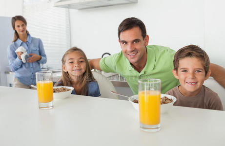 一位父亲和他的孩子吃早餐的画像