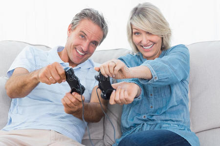 一对夫妇在沙发上玩电子游戏