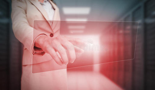 女商人触摸红色空白面板界面图片