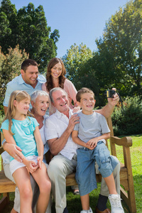 一家人坐在长椅上自拍图片