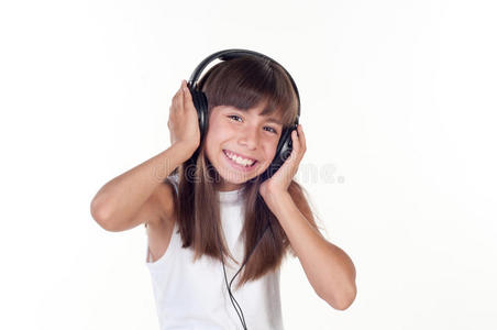 漂亮可爱快乐戴着耳机的小女孩图片