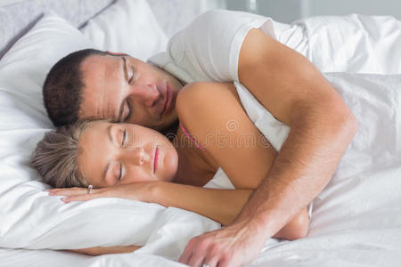 一对可爱的情侣在床上睡觉和拥抱