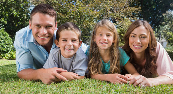 躺在草地上微笑的一家人图片