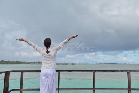 快乐的女人享受夏日时光