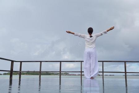 快乐的女人享受夏日时光