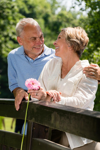 浪漫的老年夫妇在户外欢笑