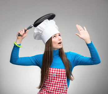 戴厨师帽，头下有锅的女人抬头看