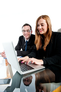 两个同事一起在笔记本电脑上工作