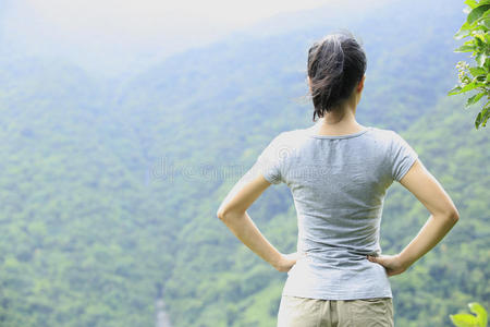 女登山者山顶图片