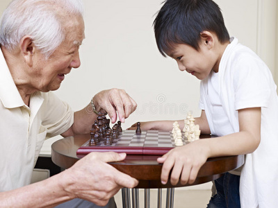 爷爷和孙子快乐卡通家人有两个孩子的爷爷奶奶爷爷 dj 和两个漂亮的