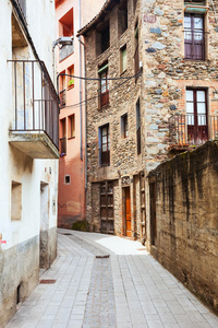 加泰罗尼亚老城狭窄的街道
