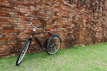 老式自行车和红砖墙