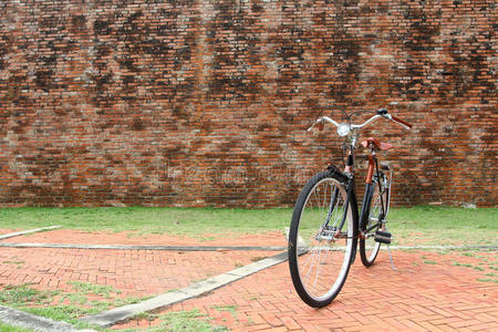 老式自行车和红砖墙