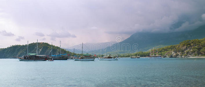 海湾里的船和群山