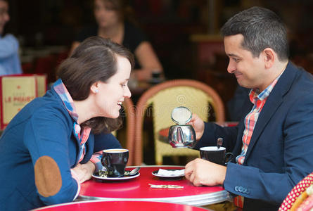 巴黎街头咖啡馆的情侣