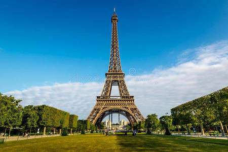 巴黎的埃菲尔铁塔和马尔斯广场