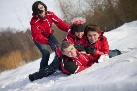 一家人在雪地里玩得很开心图片