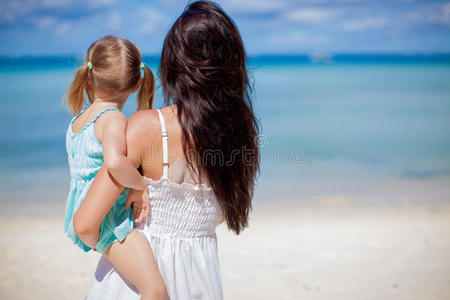 母亲和他的小女儿的背影