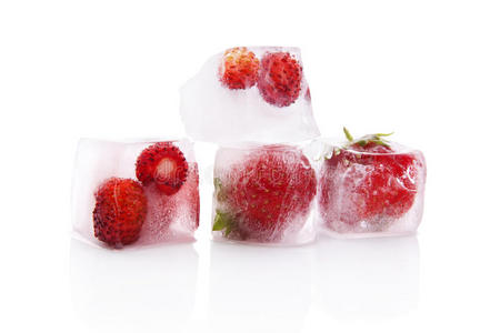 冰冻草莓冰块。