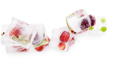 冻在冰里的水果。