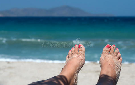 沙滩上的脚趾图片