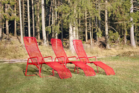 三把红色椅子
