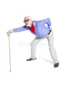 一位老人拄着拐杖行走的全貌